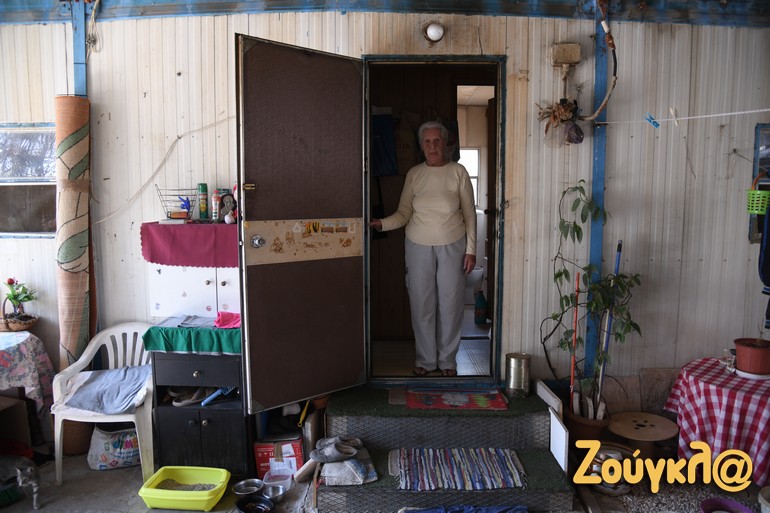 Το χειμώνα έχουν να αντιμμετωπίσουν το κρύο και την υγρασία ενώ το καλοκαίρι την υπερβολική ζέστη