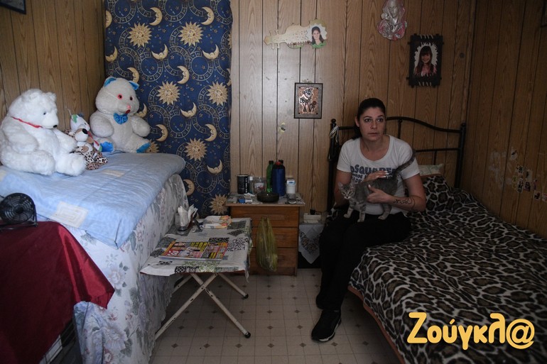 Η Γεωργία Ιατρού, κάτοικος του καταυλισμού, μητέρα με δύο παιδιά