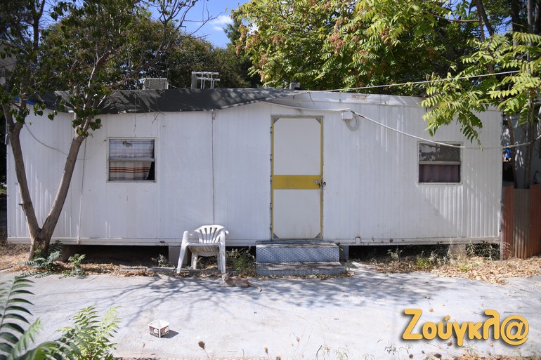 Ακόμα ένα κοντέινερ που τοποθετήθηκε το 1999 για να στεγάσει τους σεισμόπληκτους της Νίκαιας
