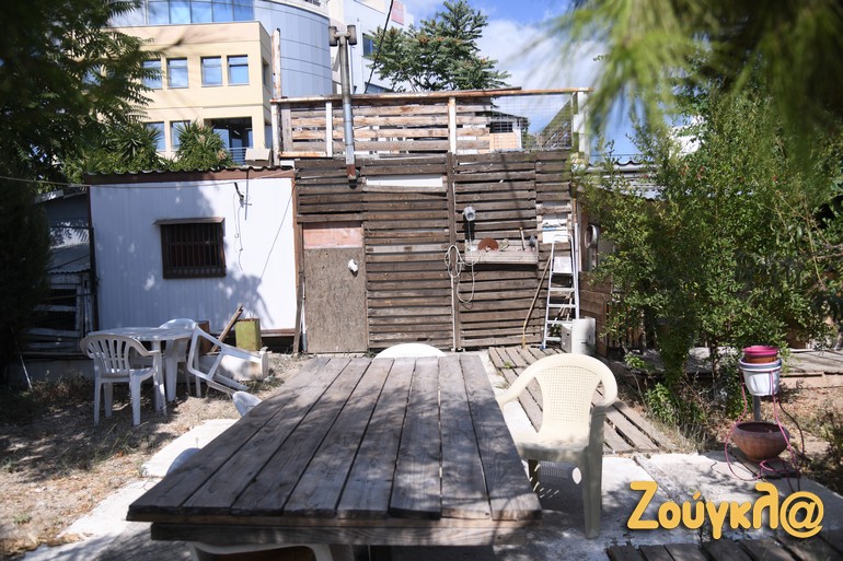 Στον συγκεκριμένο οικίσκο ζει ακόμα μια οικογένεια