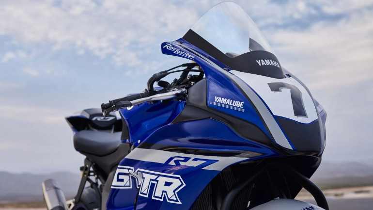 Παρατηρήστε τα καλύμματα στα φωτιστικά σώματα - εξαιρετική δουλειά από τη Yamaha.