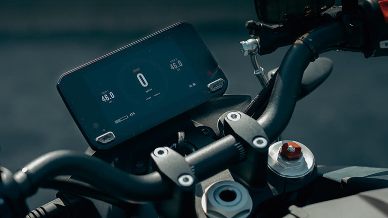 Η TFT οθόνη συνδέεται μέσω bluetooth με το smartphone και μπορείς να διαχειριστείς πολλές λειτουργίες της μοτοσικλέτας.