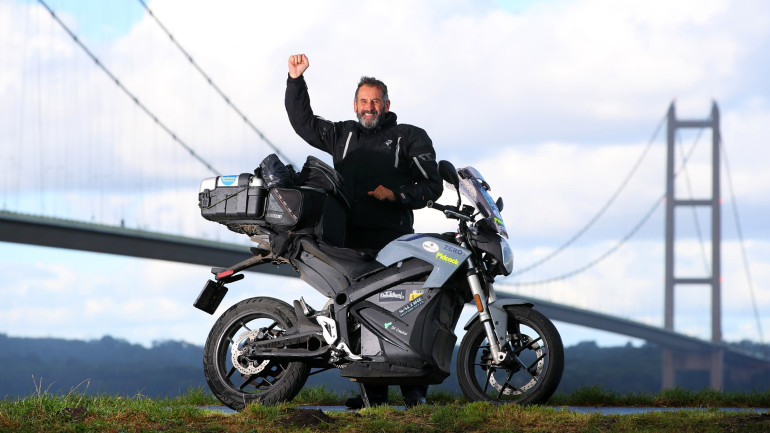 Αναβάτης έκανε το γύρο της Βρετανίας με ηλεκτρική μοτοσικλέτα και κόστος 22 ευρώ!