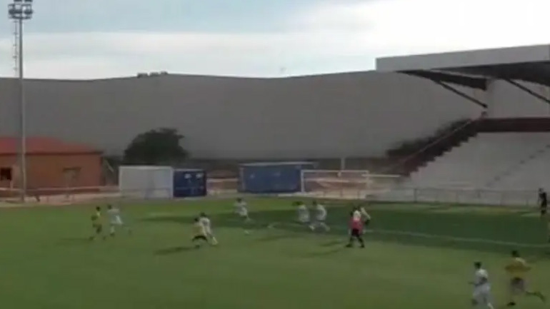 Απίστευτο γκολ στην Ισπανία με βολίδα από τα 80 μέτρα!