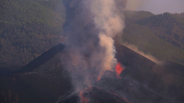 Ισπανία: «Φούσκωσε» το ποτάμι της λάβας στο νησί Λα Πάλμα