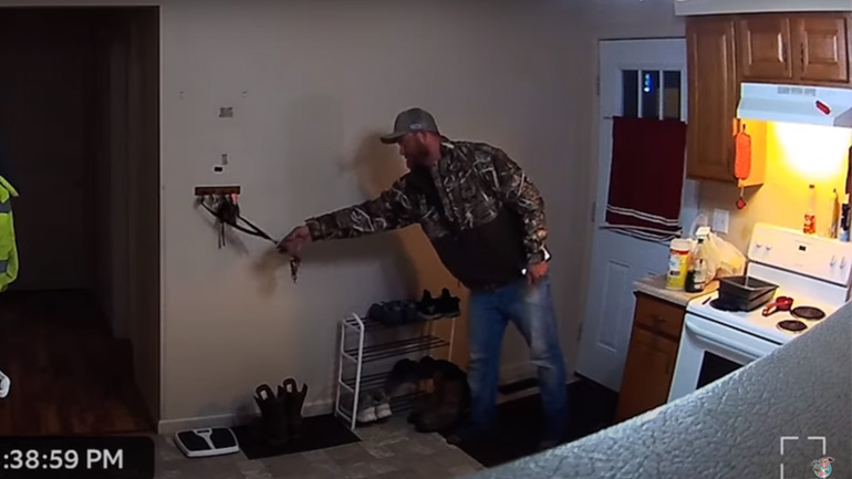 Άνδρας προσπαθεί να κρεμάσει τα κλειδιά του