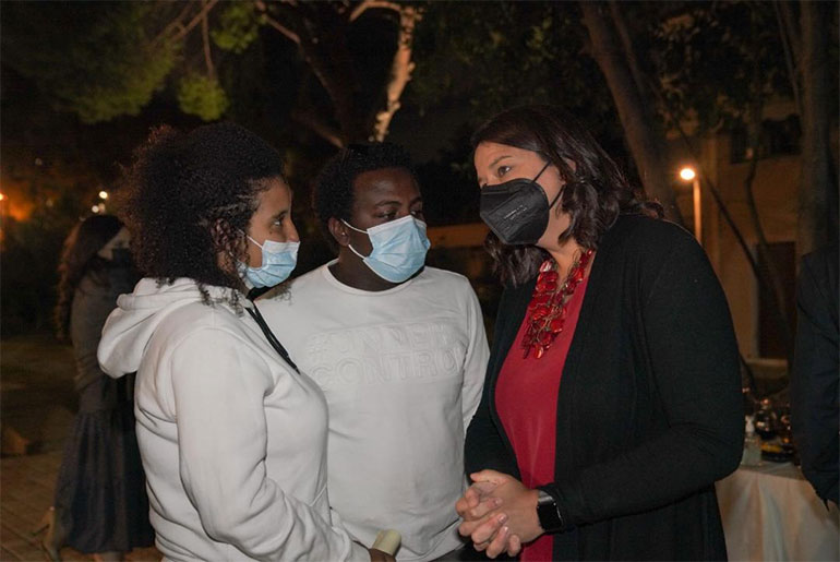 Η Υπουργός Παιδείας και Θρησκευμάτων, Νίκη Κεραμέως, συζητά με γονείς και διακριθέντες μαθητές του διαγωνισμού.