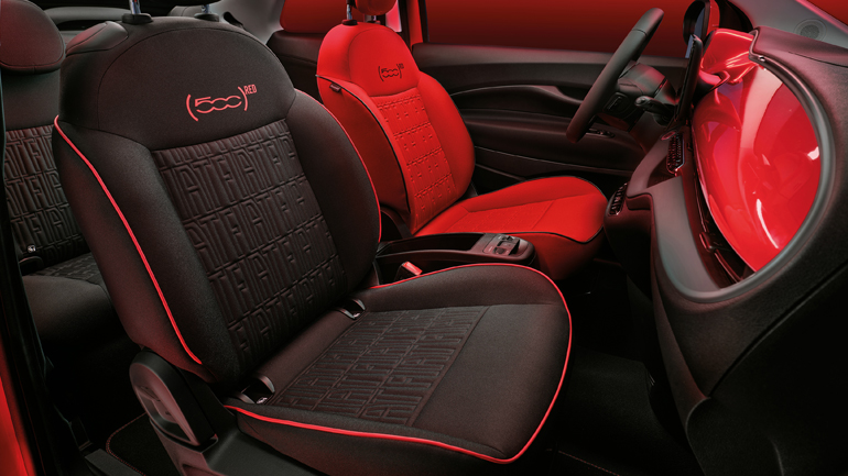 Η έκδοση «500 RED» ξεχωρίζει για το κάθισμα του οδηγού, το οποίο είναι σε κόκκινο χρώμα, αν και τα υπόλοιπα είναι μαύρα