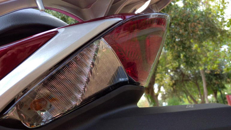 Κλασική σχεδίαση στο πίσω φωτιστικό σώμα με ενσωματωμένα τα φλας.