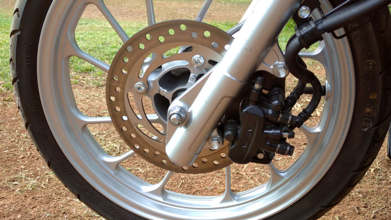 Τα φρένα δεν έχουν σύστημα ABS, αλλά διαθέτουν σύστημα συνδυασμένης πέδησης (CBS).