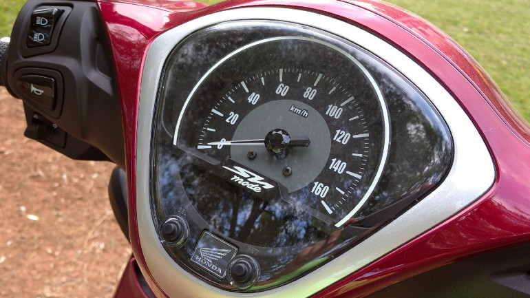 Τα όργανα αποτελούνται από ένα μεγάλο αναλογικό ταχύμετρο και μια ψηφιακή οθόνη με αρκετές χρήσιμες πληροφορίες.