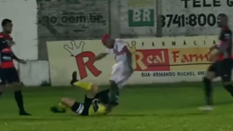 Βραζιλία: Χειροπέδες σε ποδοσφαιριστή που άφησε αναίσθητο διαιτητή με κλωτσιά στο κεφάλι! Βραζιλία: Χειροπέδες σε ποδοσφαιριστή που άφησε αναίσθητο διαιτητή με κλωτσιά στο κεφάλι!