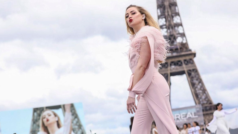 Η Amber Heard περπάτησε στο catwalk λίγους μήνες αφότου έγινε μητέρα