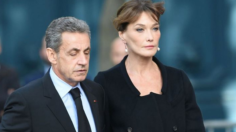 Η Carla Bruni ποζάρει στην αγκαλιά του Nicolas Sarkozy μετά την καταδίκη του