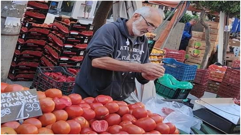 ΑΠΙΣΤΕΥΤΟ! Ο «Ιβάν Σαββίδης» πουλάει ντομάτες στις λαϊκές αγορές τής Αθήνας