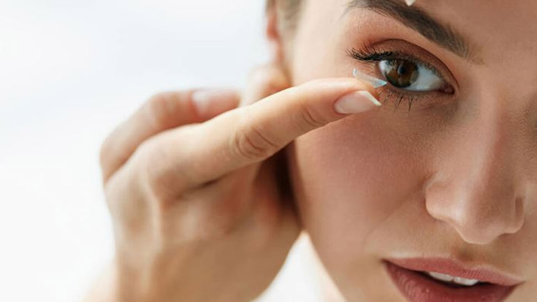 Τα λάθη που κάνετε με τους φακούς επαφής και βλάπτουν τα μάτια σας