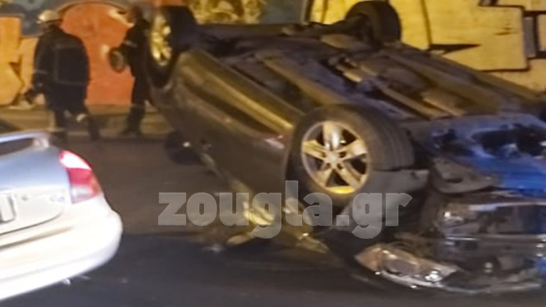 Σφοδρό τροχαίο στη λεωφόρο Συγγρού – ΙΧ αναποδογύρισε στη στροφή προς παραλιακή