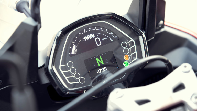 Πλούσιες πληροφορίες από την οθόνη TFT με σύστημα πλοήγησης και έλεγχο κάμερας GoPro.