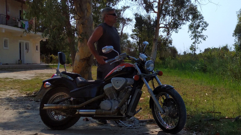 Στα 60+ του ο Κος Κώστας εξακολουθεί να απολαμβάνει τις βόλτες με τη μοτοσικλέτα του.
