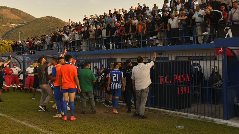 Επεισόδια και προσωρινή διακοπή στο ματς Παναχαϊκή-Αιγάλεω – Τραυματίστηκε ο προπονητής των φιλοξενούμενων