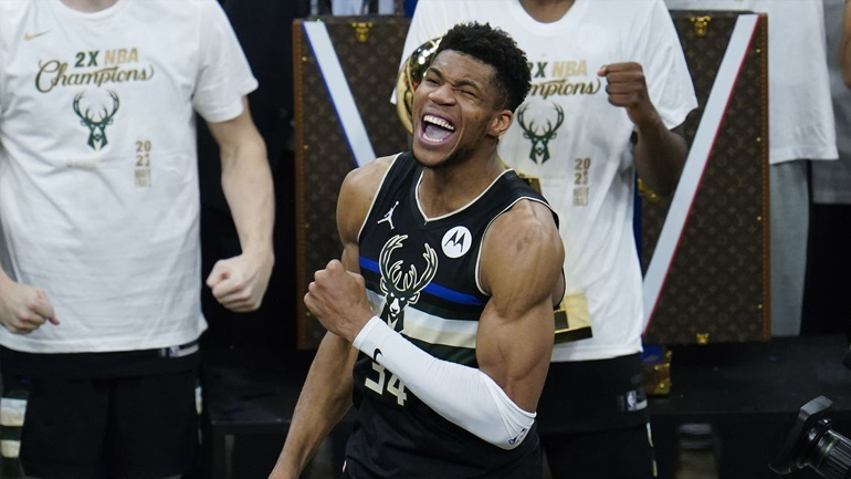 Επική ατάκα Αντετοκούνμπο: «Να δείχνετε το τρίποντο μου από πολλές γωνίες για να νομίζουν ότι έβαλα τέσσερα»