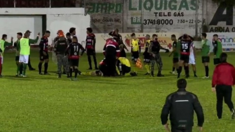 Βραζιλία: Για απόπειρα δολοφονίας κατηγορείται ο παίκτης που κλώτσησε διαιτητή στο κεφάλι Βραζιλία: Για απόπειρα δολοφονίας κατηγορείται ο παίκτης που κλώτσησε διαιτητή στο κεφάλι