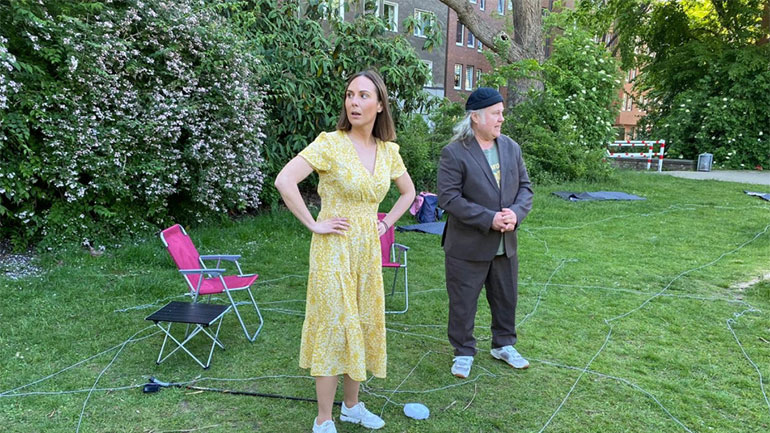 Μια Ελληνίδα στη Γερμανία μετέτρεψε μπαλκόνια και αυλές σε σκηνικό θεάτρου, τον καιρό του λοκντάουν