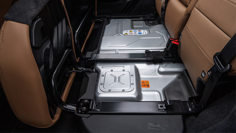 Το Wrangler 4xe αποδίδει 380 ίππους και 637 Nm ροπής, ενώ μπορεί να κινηθεί αμιγώς ηλεκτρικά, για περίπου 50 χιλιόμετρα