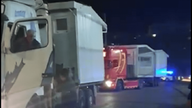 Ηράκλειο: Έφτασαν στο Θράψανο οι πρώτες αίθουσες για τους μαθητές