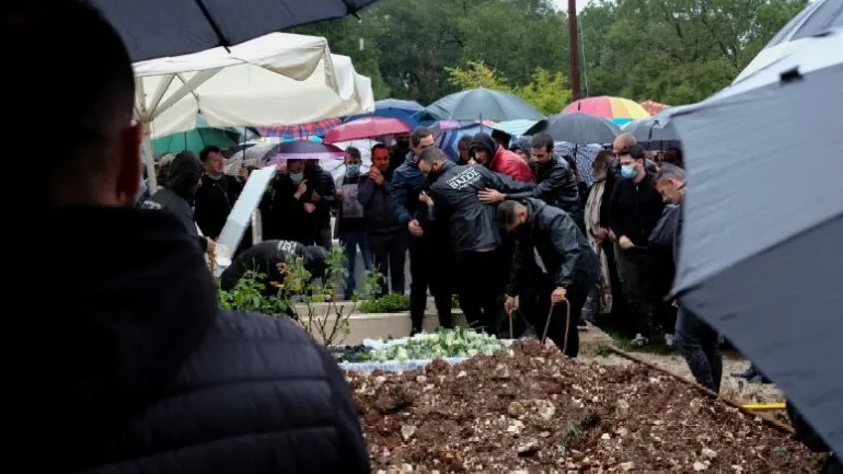 Θρήνος στην κηδεία του Nίκου Τσουμάνη