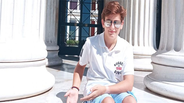 Ένας 14χρονος βραβευμένος ποιητής βάζει πλώρη για το Διπλωματικό Σώμα