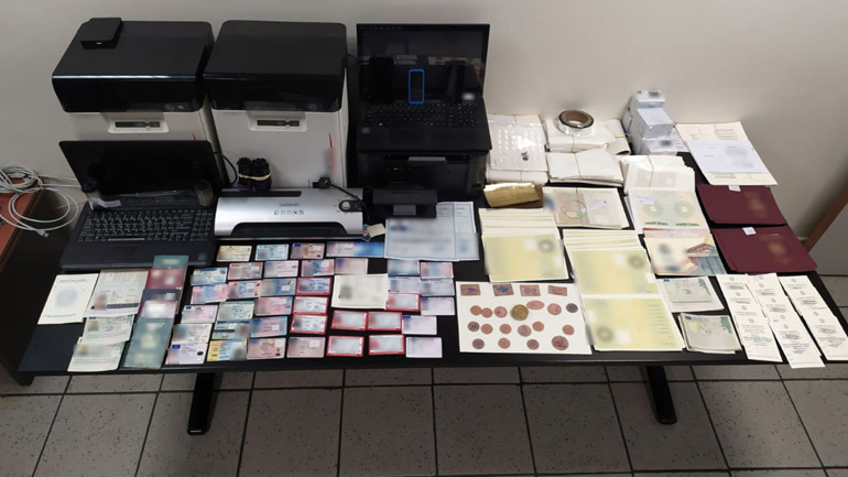 Χειροπέδες σε τέσσερα… “φαντάσματα” που ζούσαν στον Κολωνό