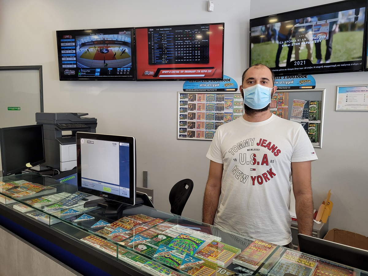 Ο κ. Βαγγέλης Μοδές, ιδιοκτήτης καταστήματος ΟΠΑΠ στο Γαλάτσι   