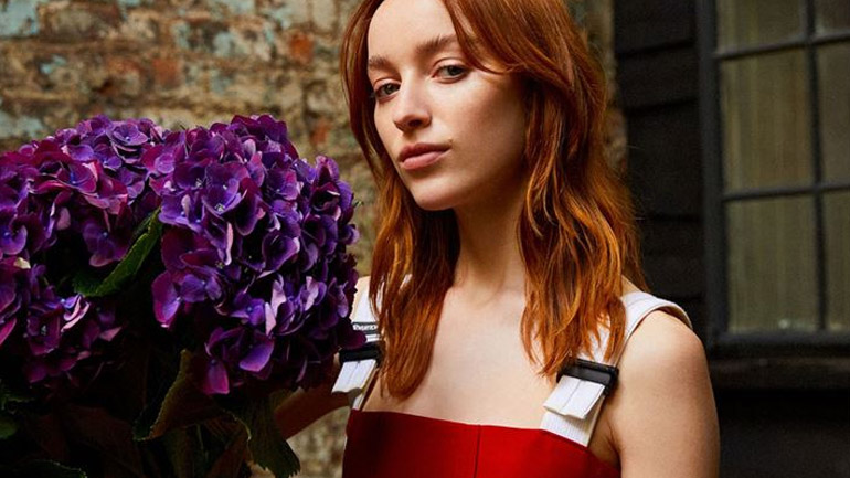 Phoebe Dynevor: Η πρωταγωνίστρια του «Bridgerton» μιλάει για τη μάχη της με το άγχος