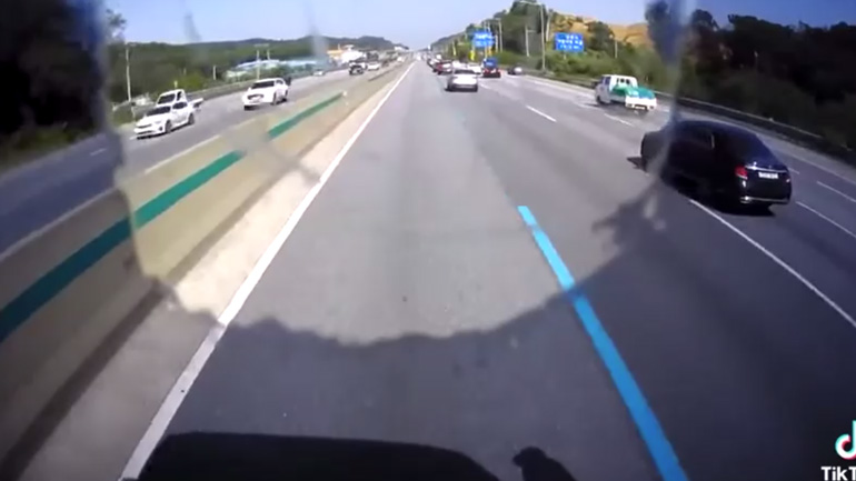 Αυτοκίνητο προκαλεί καραμπόλα 