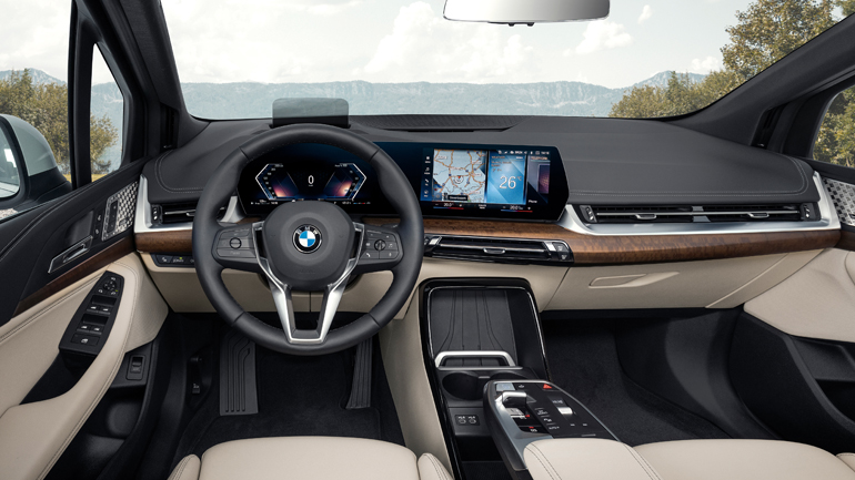 Η καμπίνα διακρίνεται για την πολυτέλεια, την εργονομία, αλλά και το πλούσιο επίπεδο εξοπλισμού της