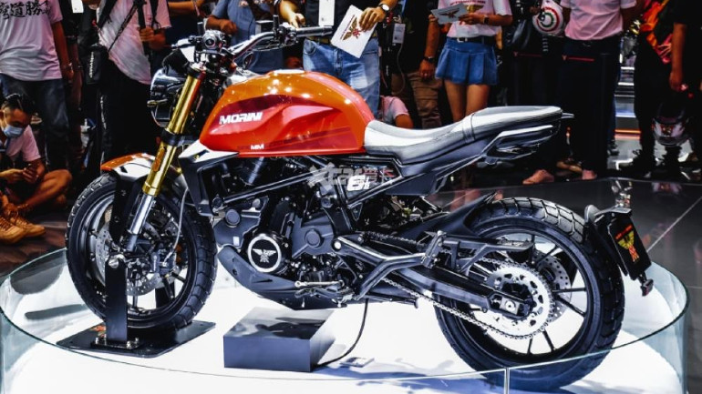 Η έκδοση STR έρχεται με χυτές ζάντες και προσανατολισμό στην κίνηση στο δρόμο.