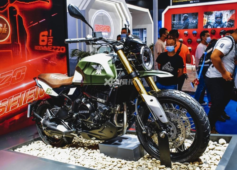 Στο SCR οι ζάντες είναι ακτινωτές με 19άρι εμπρός τροχό.