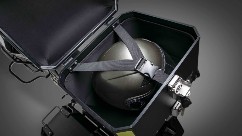 Μαλακή εσωτερική επένδυση και ιμάντες συγκράτησης.