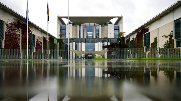 Το Βερολίνο καλεί τη Βαρσοβία να εφαρμόσει πλήρως τους κανόνες της Ε.Ε.