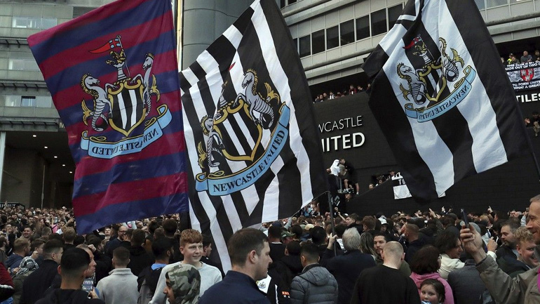 Φίλαθλοι της Νιούκαστλ πανηγυρίζουν την αλλαγή σελίδας στην ομάδα τους