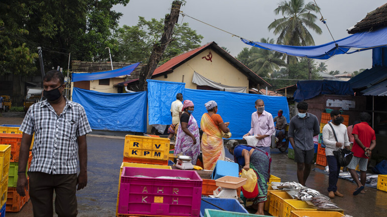 Ινδία: Ξεπέρασαν τις 450.000 οι θάνατοι λόγω του COVID-19