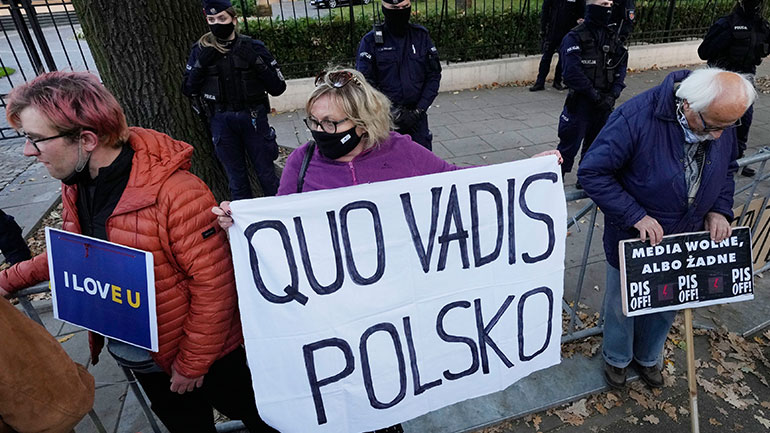 Στα άκρα η σύγκρουση Ευρωπαϊκής Ένωσης – Πολωνίας – Απειλές για Polexit