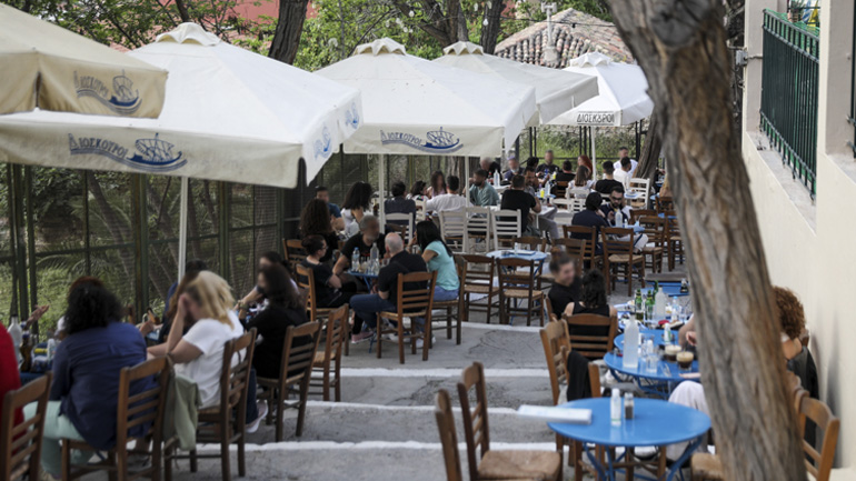 Τι αλλάζει από σήμερα για τους εμβολιασμένους και τι για τις «κόκκινες» περιοχές