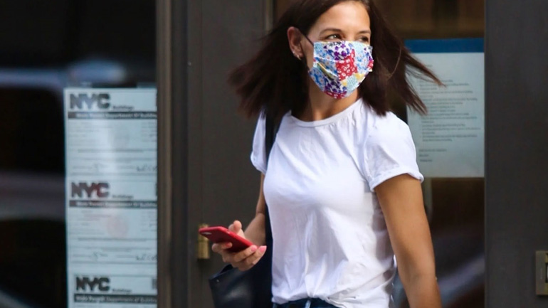 Η Katie Holmes φόρεσε τα ιδανικά παπούτσια για τη fall περίοδο που διανύουμε