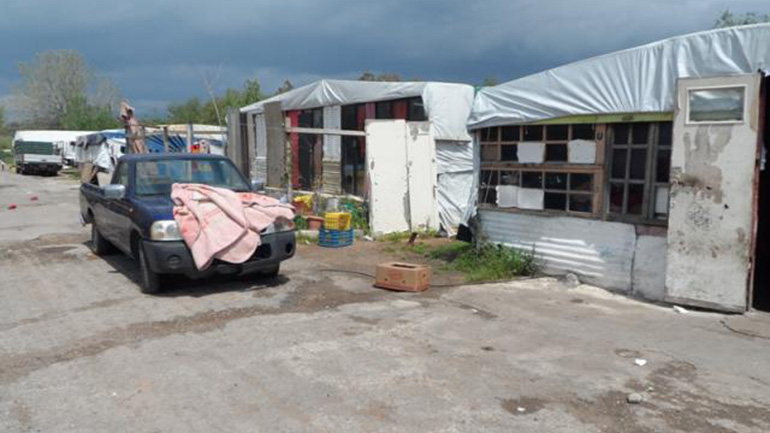 Βόλος: Είχαν τον 55χρονο γιο τους δεμένο με αλυσίδα 15 μέτρων στην αυλή του σπιτιού Βόλος: Είχαν τον 55χρονο γιο τους δεμένο με αλυσίδα 15 μέτρων στην αυλή του σπιτιού