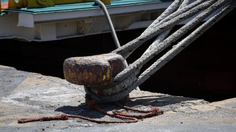 Υλικές ζημιές σε τέσσερα σκάφη από θραύση κάβων κρουαζιερόπλοιου στο Λαύριο
