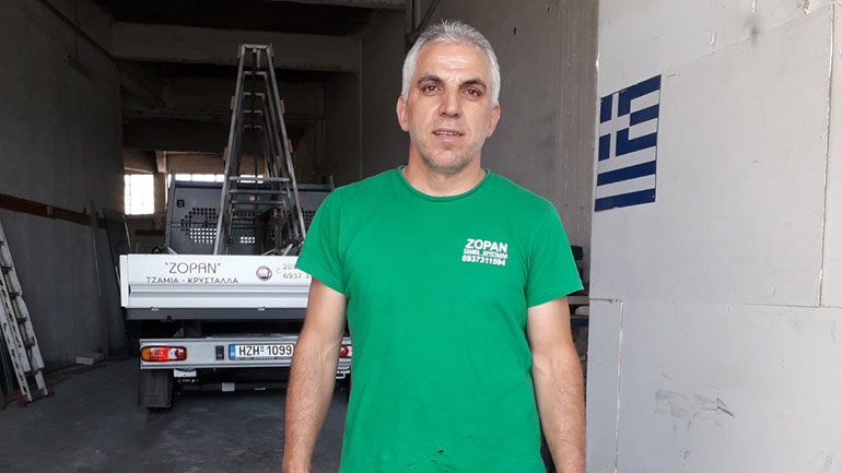 Ηράκλειο: Γλίτωσε από θαύμα και μαγειρεύει για τους σεισμόπληκτους του Αρκαλοχωρίου