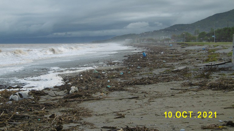 Λάρισα: Εικόνες της κακοκαιρίας «Αθηνά» από τα παράλια του Αγιόκαμπου