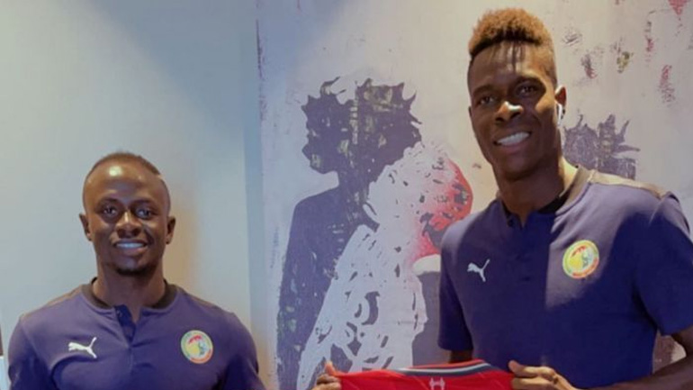 Ο Σισέ πρόσφερε στον Μανέ τη φανέλα του Ολυμπιακού!